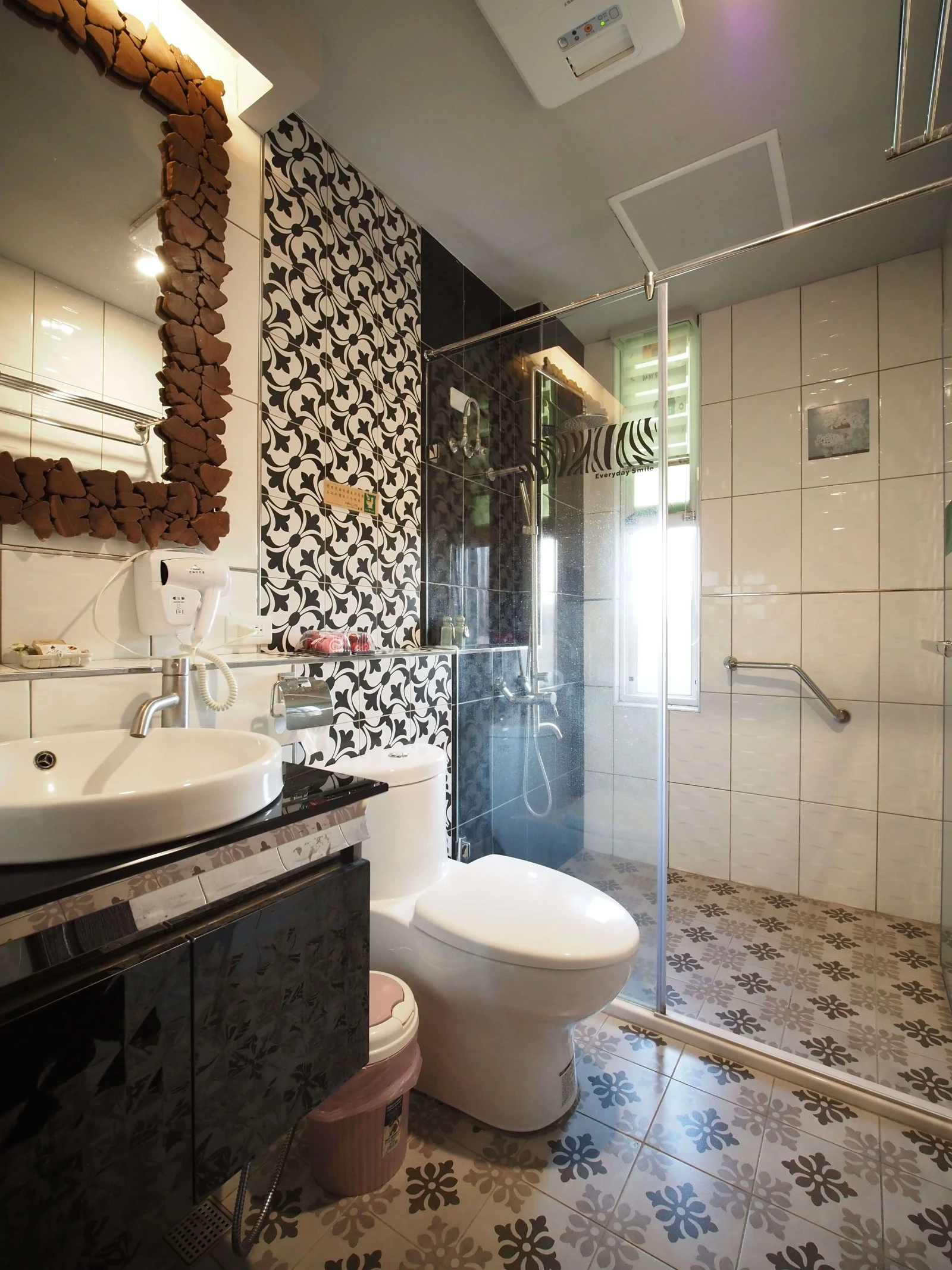 金門老柚木民宿 - 金門特色民宿 旅行ing雙床房 - 空間展示 2：質感手工柚木家具與復刻花磚空間