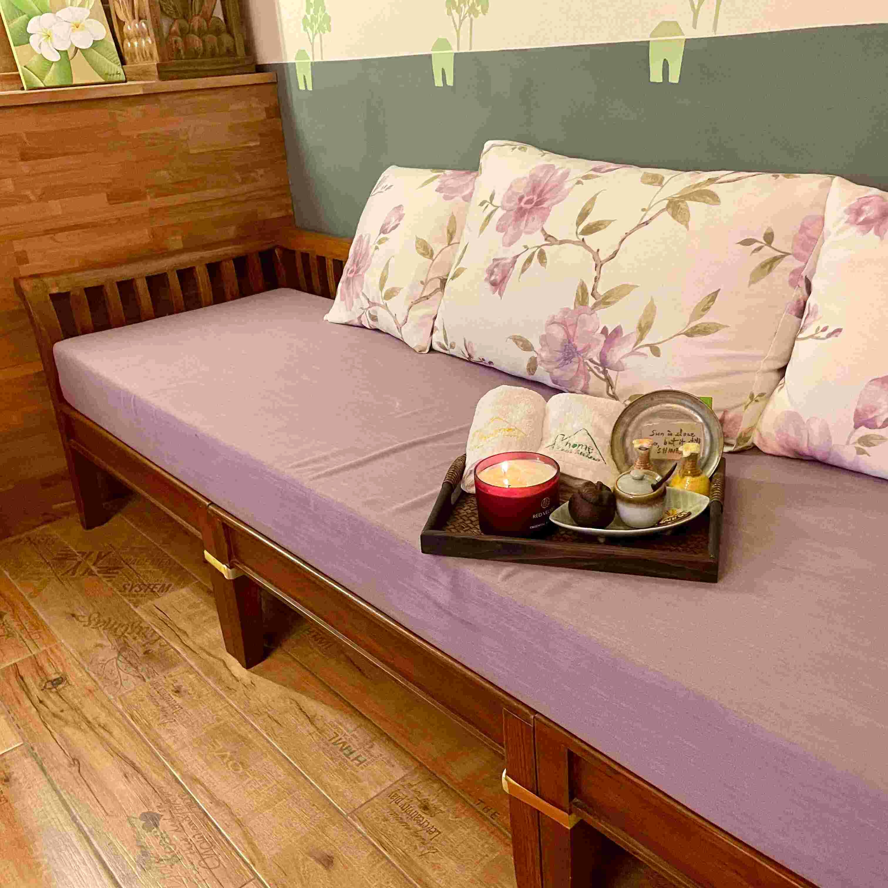 金門老柚木民宿 - 金門特色民宿 旅行ing雙床房 - 空間展示 5：質感手工柚木家具與復刻花磚空間