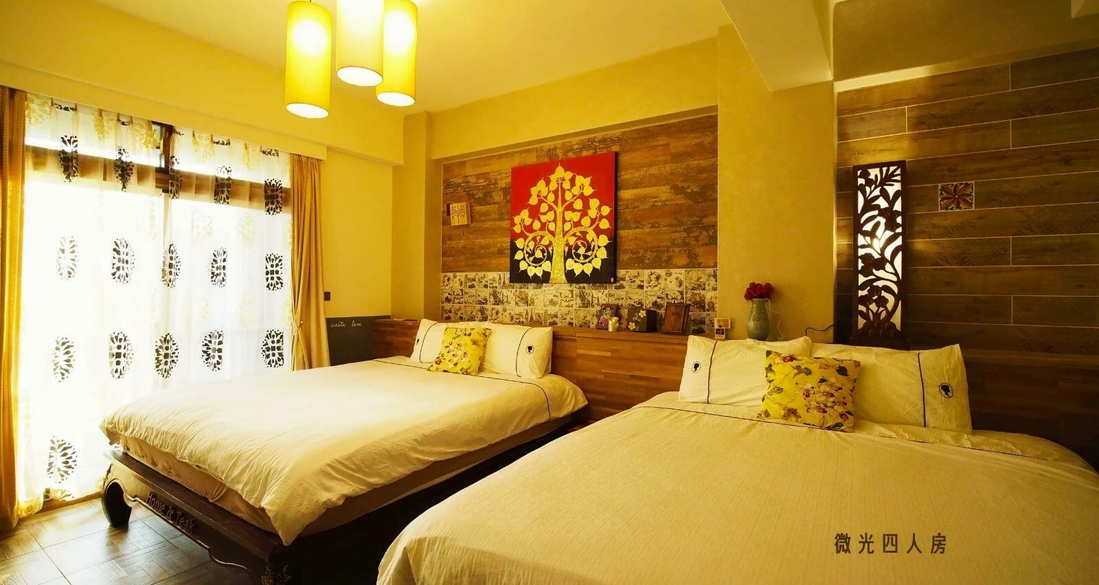 金門老柚木民宿 - 金門特色民宿 微光豪華四人房 - 空間展示 1：質感手工柚木家具與復刻花磚空間