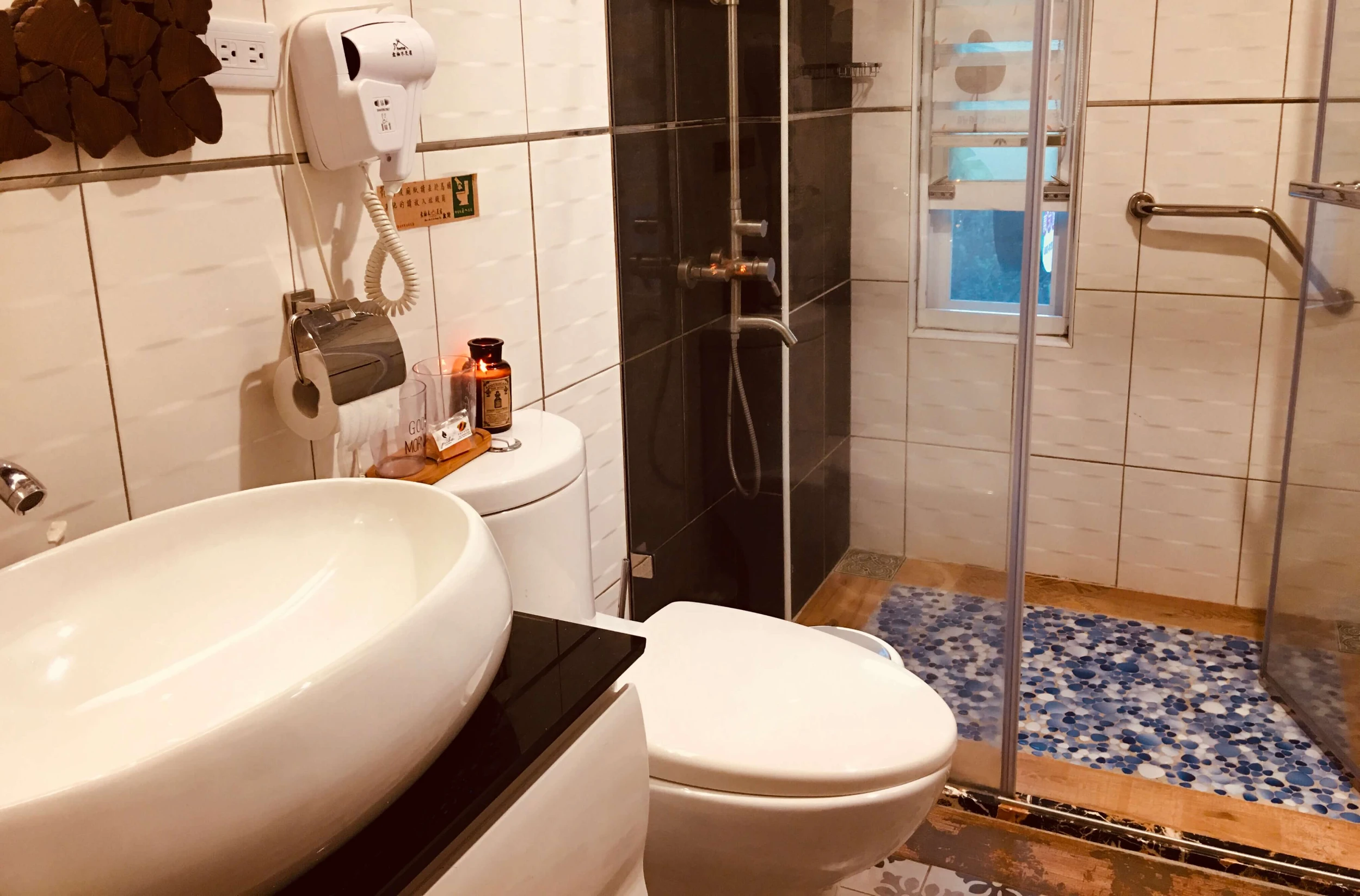 金門老柚木民宿 - 金門特色民宿 微光豪華四人房 - 空間展示 4：質感手工柚木家具與復刻花磚空間