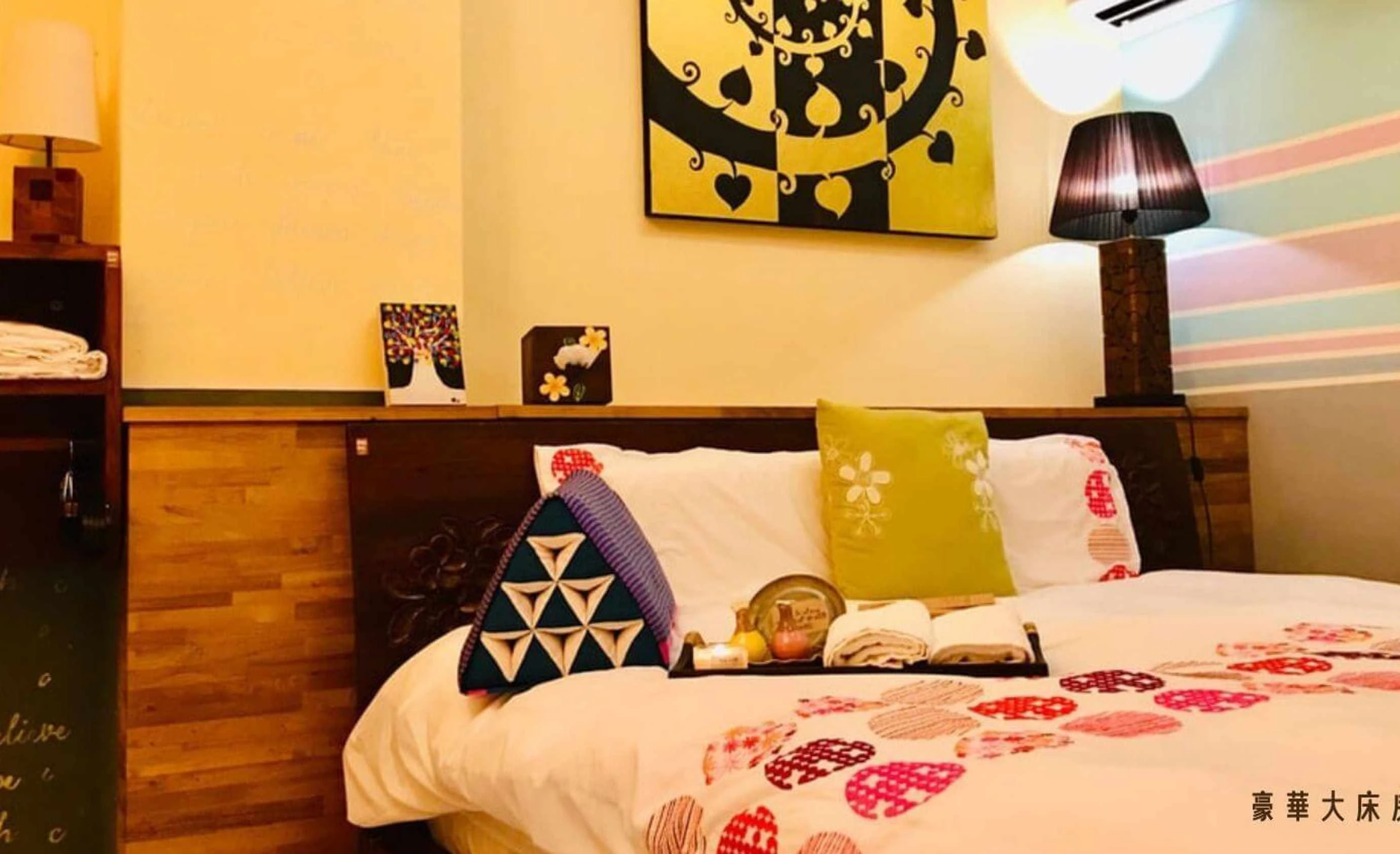 金門老柚木民宿 - 金門特色民宿 月光豪華大床房 - 空間展示 2：質感手工柚木家具與復刻花磚空間