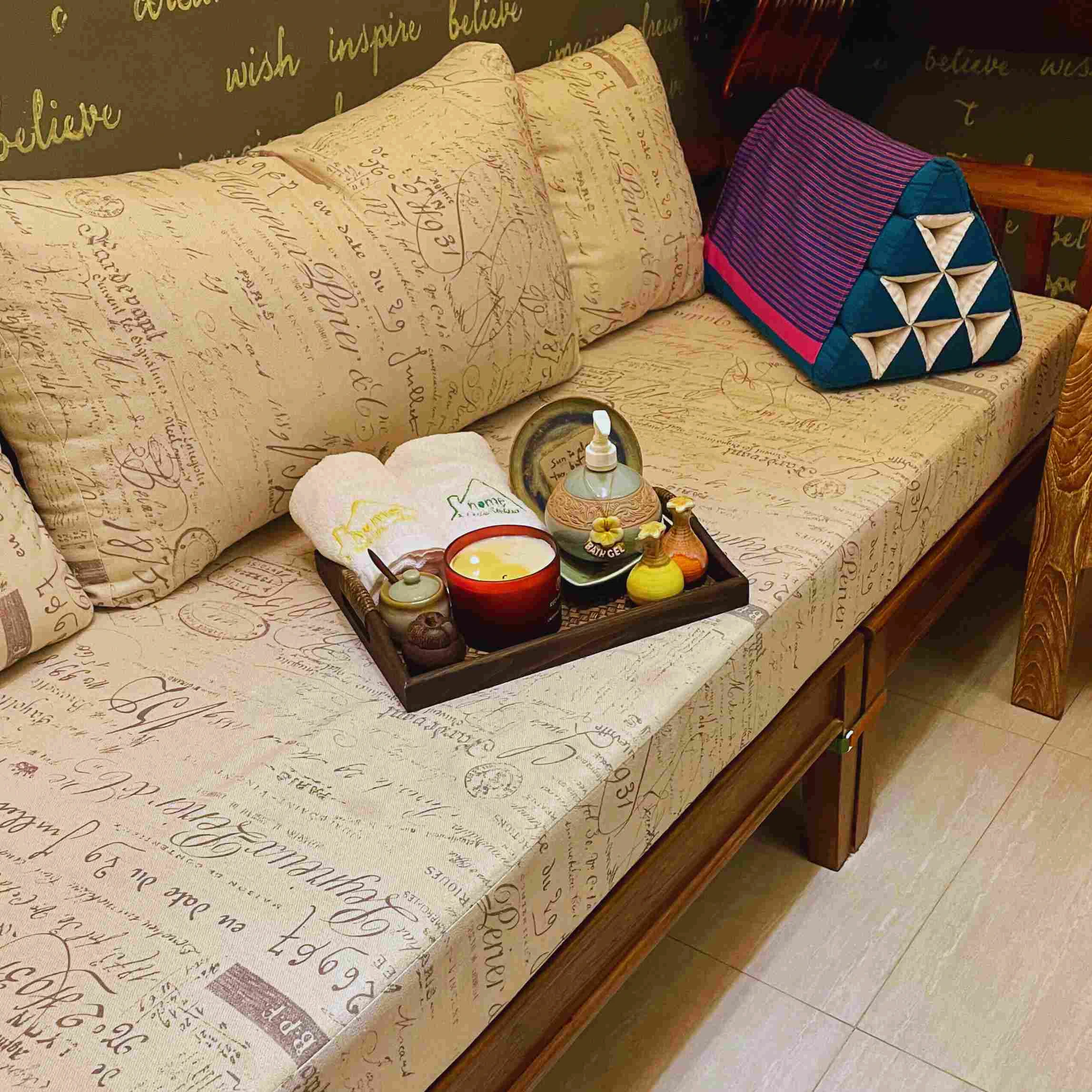 金門老柚木民宿 - 金門特色民宿 月光豪華大床房 - 空間展示 3：質感手工柚木家具與復刻花磚空間