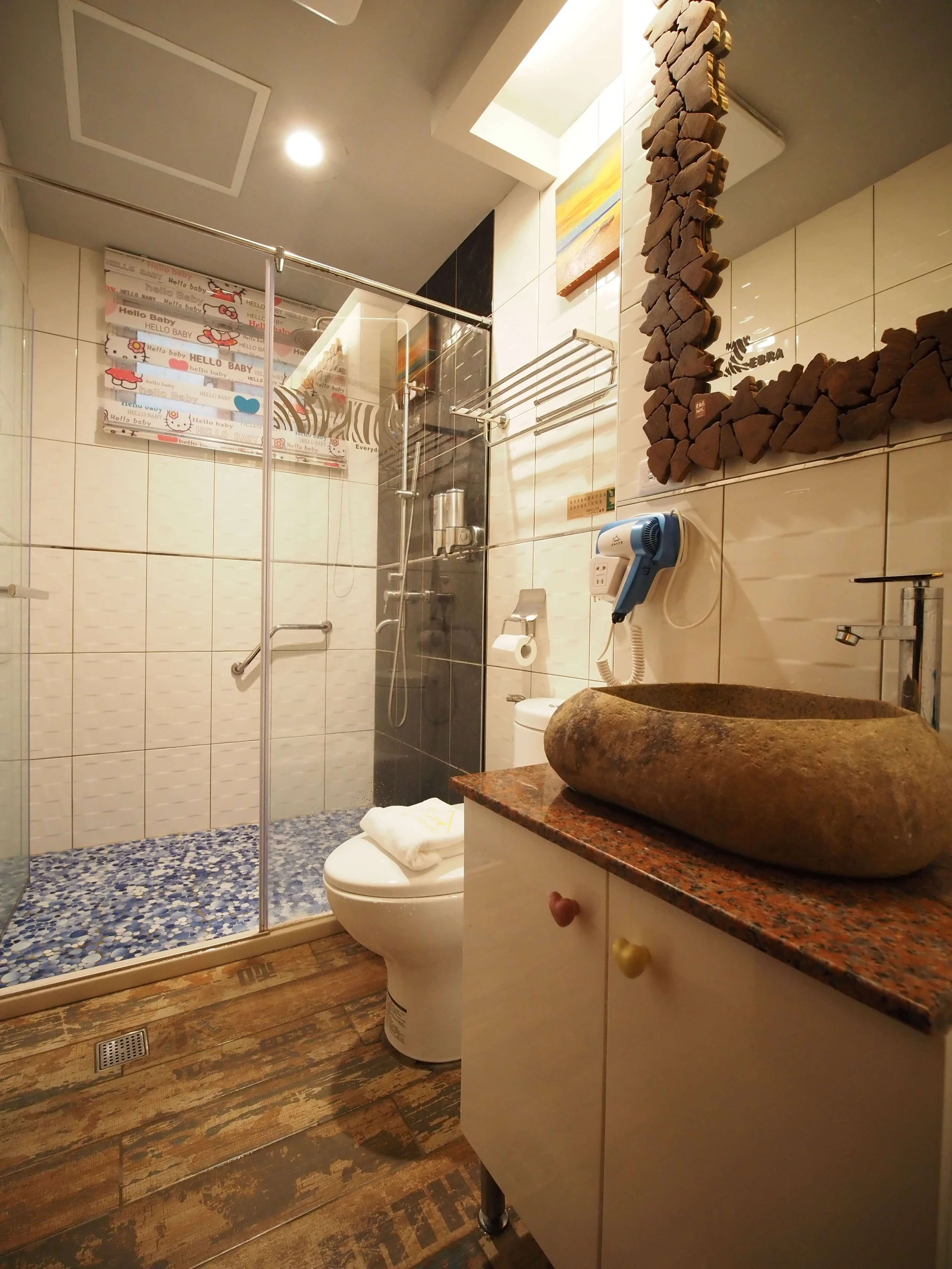 金門老柚木民宿 - 金門特色民宿 月光豪華大床房 - 空間展示 4：質感手工柚木家具與復刻花磚空間