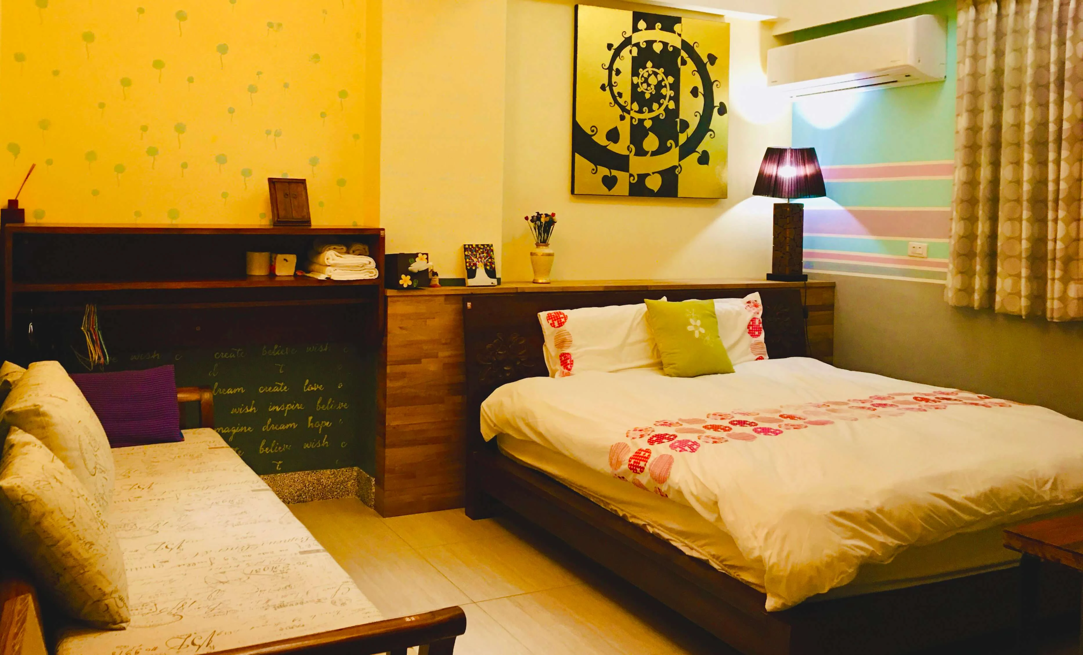 金門老柚木民宿 - 金門特色民宿 月光豪華大床房 - 空間展示 5：質感手工柚木家具與復刻花磚空間