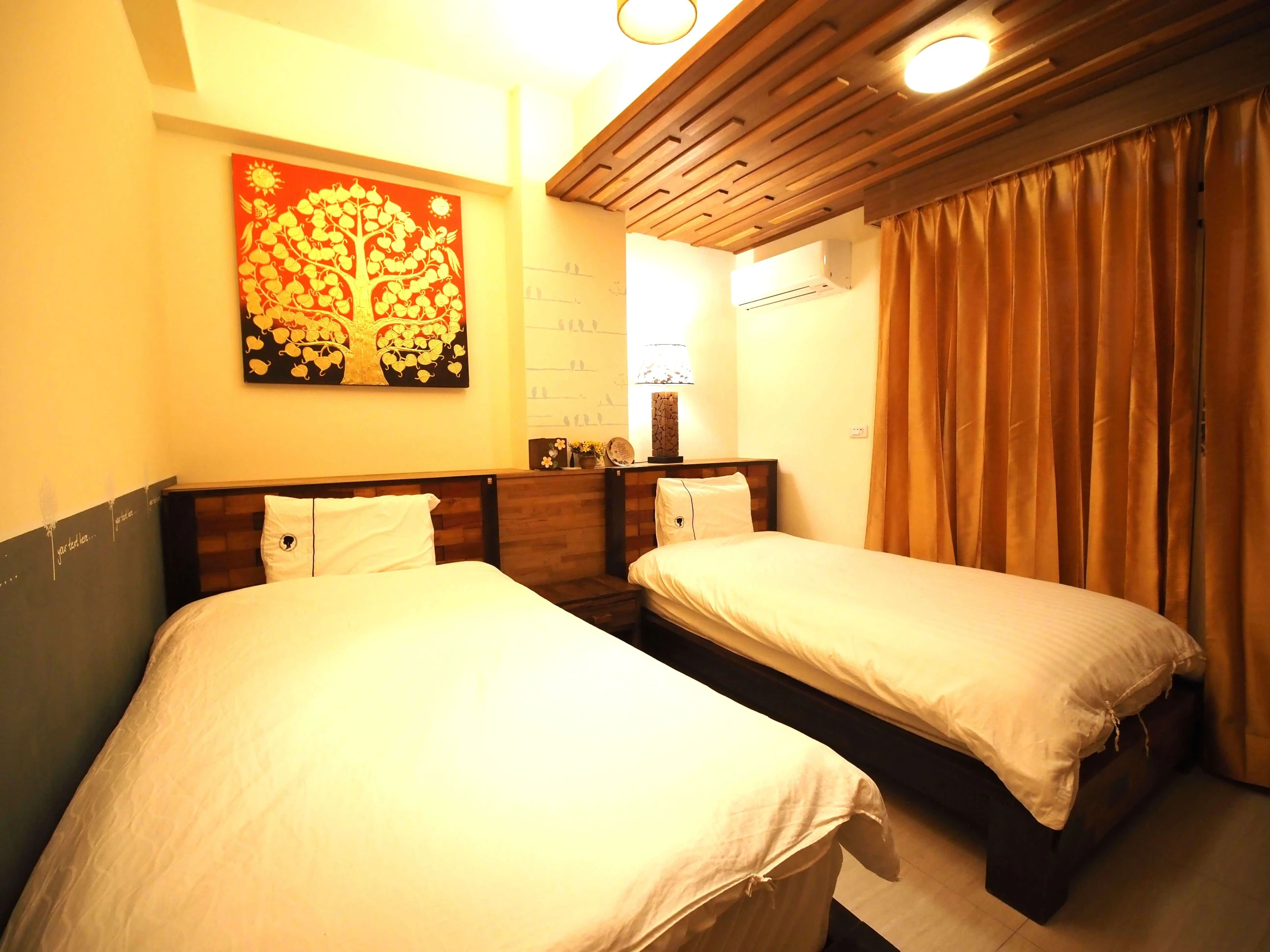 金門老柚木民宿 - 金門特色民宿 標準雙床房 - 空間展示 1：質感手工柚木家具與復刻花磚空間