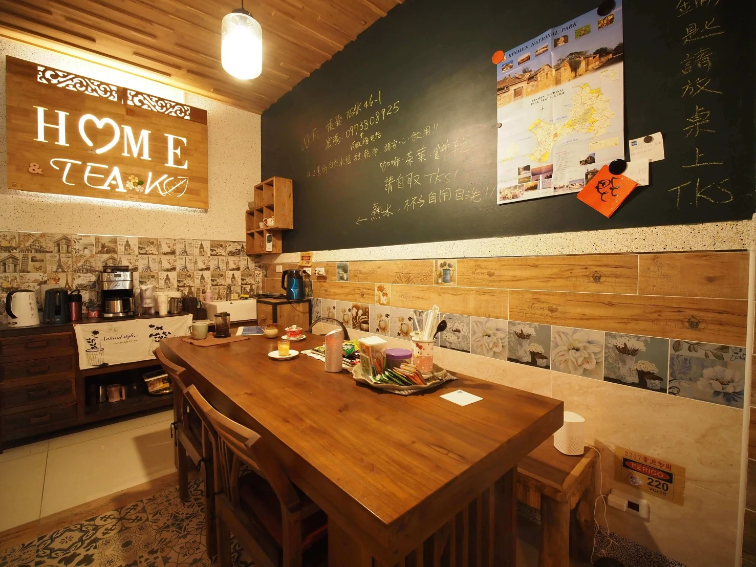 金門老柚木民宿 - 金門包棟民宿推薦 水幕庭院與客房空間 - 1：質感手工柚木家具與復刻花磚空間