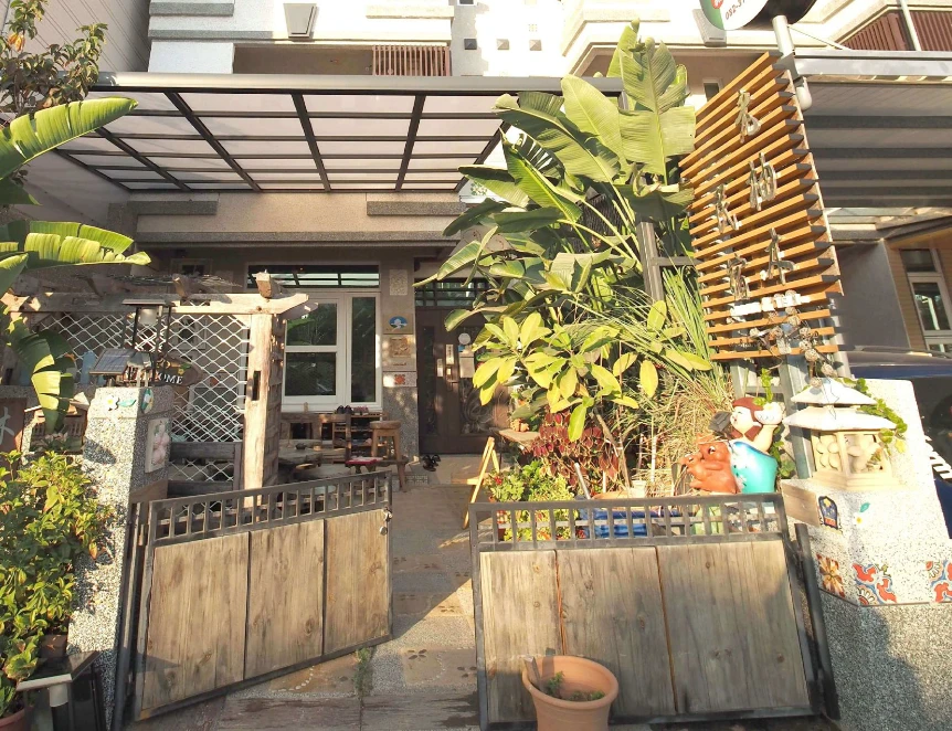 金門老柚木民宿 - 金門包棟民宿推薦 水幕庭院與客房空間 - 3：質感手工柚木家具與復刻花磚空間