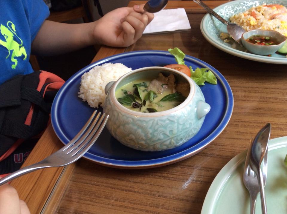 Raming Tea House供應的綠咖哩牛肉，用青瓷呈現，質感upup ！